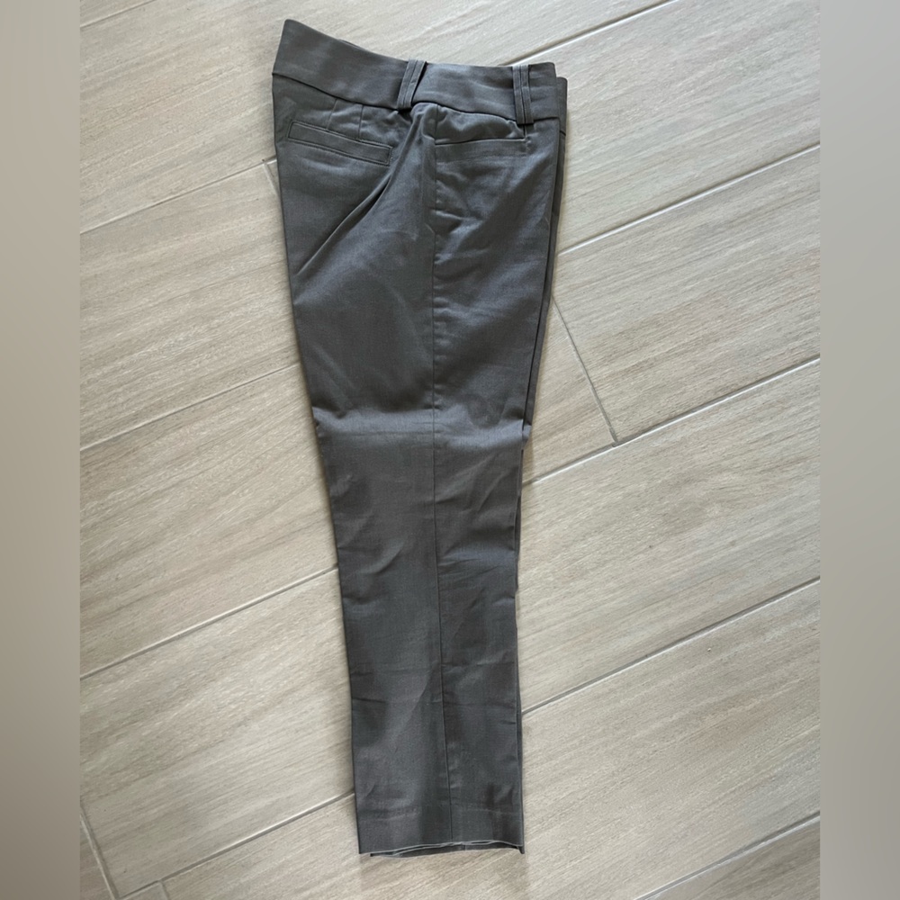 Tiny print beige/grey cropped ankle Banana Republic self belted button pants.